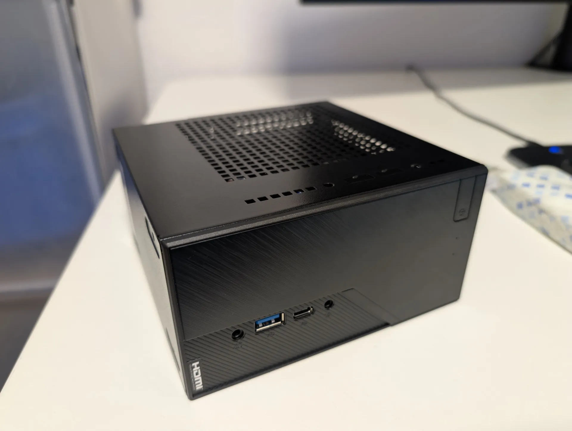 ASRock DeskMini X600 auf dem Schreibtisch