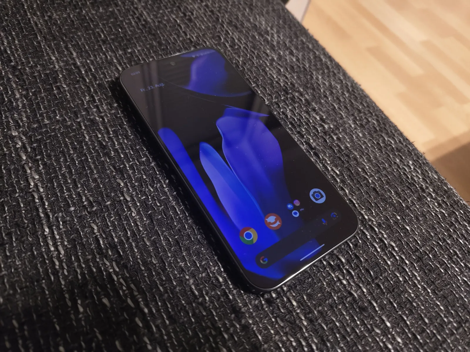 Google Pixel 9 Pro XL mit eingeschaltetem Display auf einem Sofa