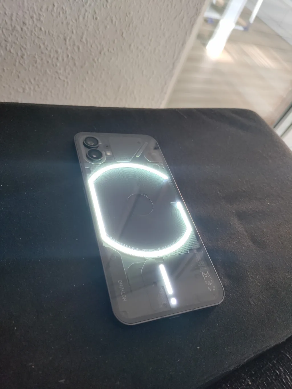 Rückseite des Nothing Phone (1) mit leuchtendem Glyph-Interface