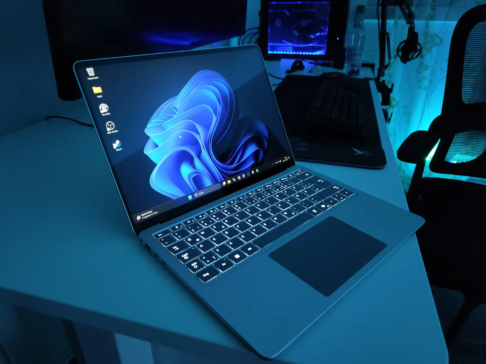Surface Laptop mit beleuchteter Tastatur am Schreibtisch im Dunkeln