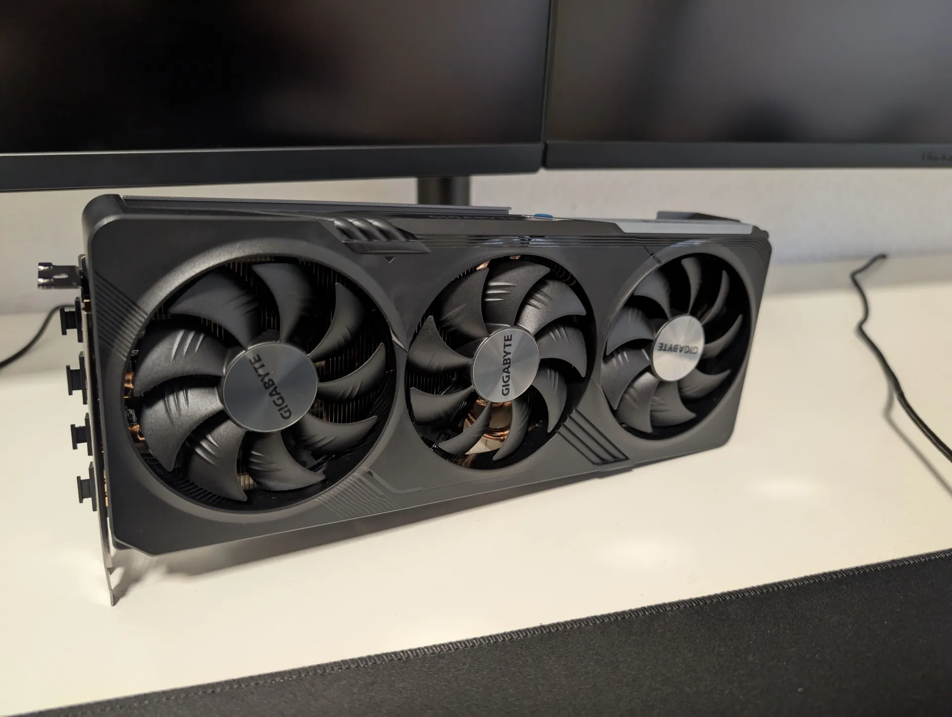 Grafikkarte AMD Radeon RX 7800 XT von Gigabyte auf dem Schreibtisch