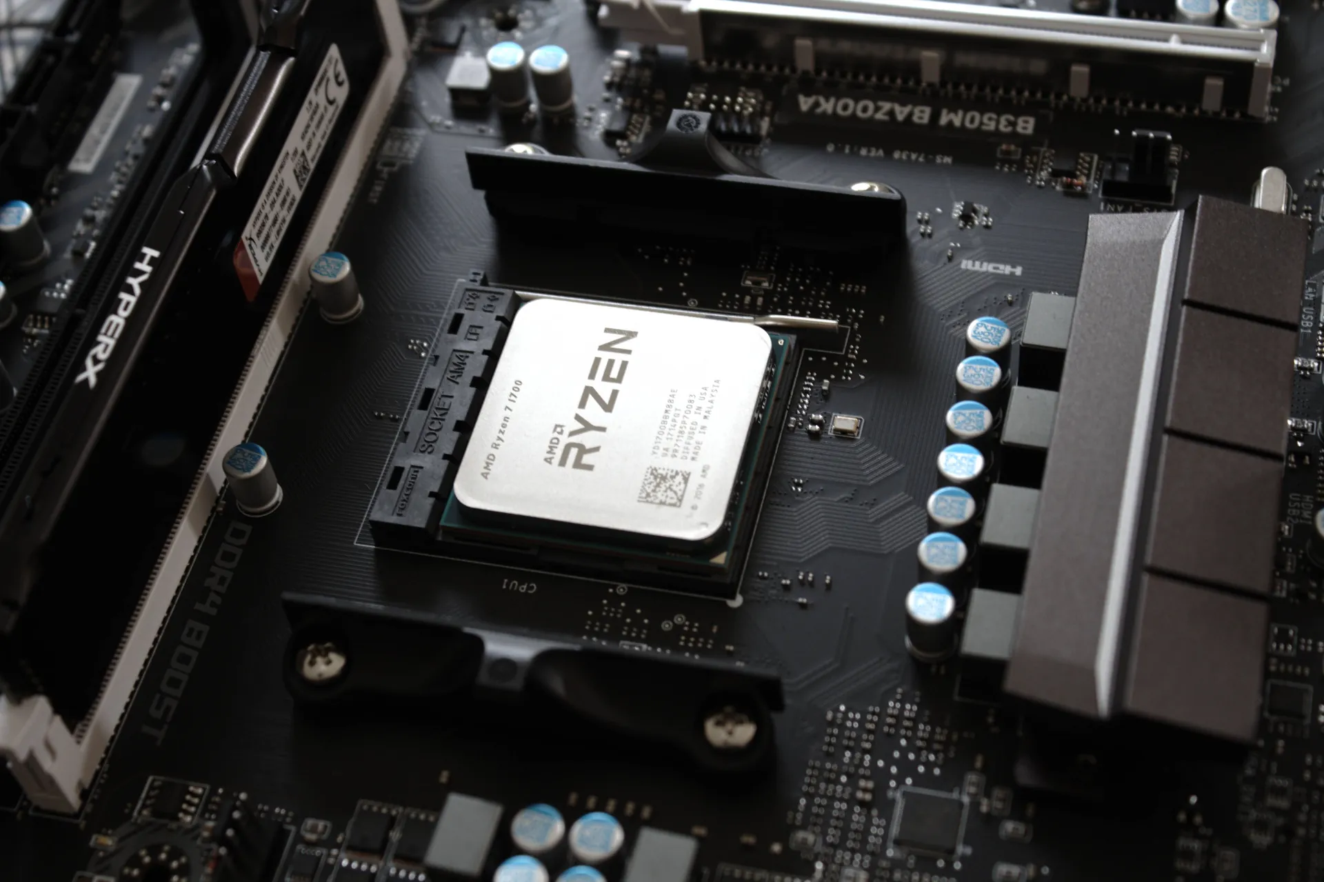 AMD-Ryzen-Prozessor im Sockel eines Mainboards